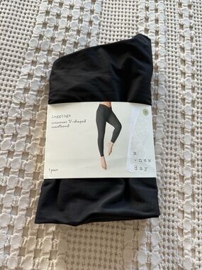 NEW a new day Black Crossover V-Waist Leggings Size M